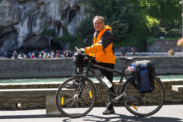 don Remo Resca, arrivo a Lourdes in bici, 24 aprile 2013