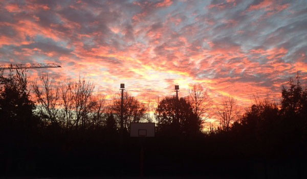 alba di oggi, 20 novembre, dal campo da basket. colori e luce, prospettiva di speranza. 