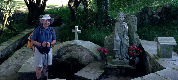 Poco prima di Melide, sul Primitivo, area di riposo, con giardinetto a tema: il ponte, la croce e S. Giacomo