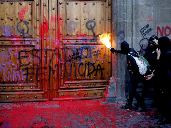 Vrede feminister foran justitspaladset i Mexico City