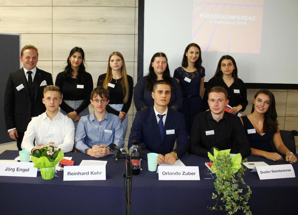 Stolz, erleichert, und glücklich - das Autorenteam "KidsInTheBox" und ihr betreuender Lehrer Herr Kehr nach einer erfolgreichen Pressekonferenz