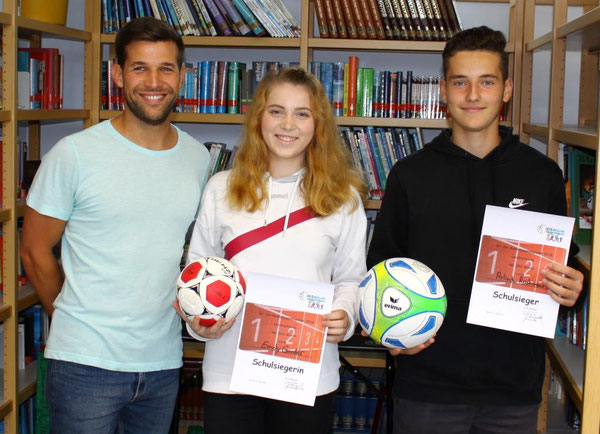 Sportfachleiter Florian Wagenblatt mit den beiden Schulsiegern Emely Gander (9d) und Arlind Rhramani (9b)