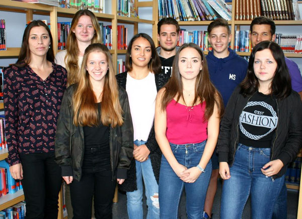 V.l.n.r.: Frau Meister, Joana Kleer (9d, Schülersprecherin), Lena Cichon (10a, Schülersprecherin), Samira Said (MSS 11), Enrique Bouza Acibo (MSS 11), Emily Floris (9b), Max Stuppert (10c), Herr Wagenblatt, Vanessa Schneidmüller (8d)