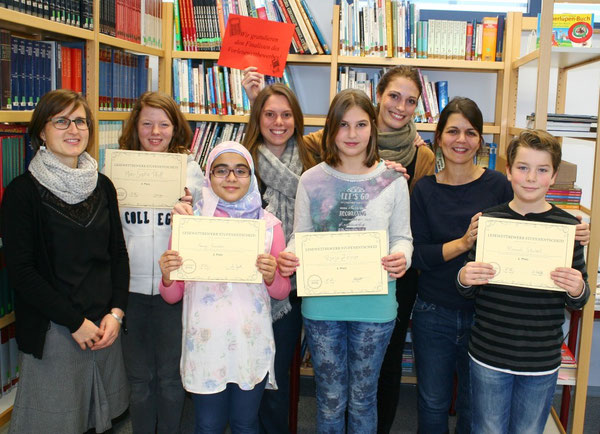 V.l.n.r.: Frau Siegert, Mara-Sophie Pfaff (6b), Nancy Souidan (6a),  Frau Speth, Ronja Zeiner (6c), Frau Marz, Frau Schäfer, Manuel Schubert (6d, Schulsieger)