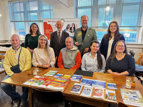 Gruppenbild mit Geschäftsführer Jens Dunkelberg und Vertreter*innen der AG Sozialsponsoring in den Räumen der Mitgliedsorganisation Q-PRINTS&SERVICE in der Simmlerstraße 10