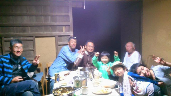 懇親会の様子。休憩室で晩御飯中!大顧問のトキオのオッサンも参加!