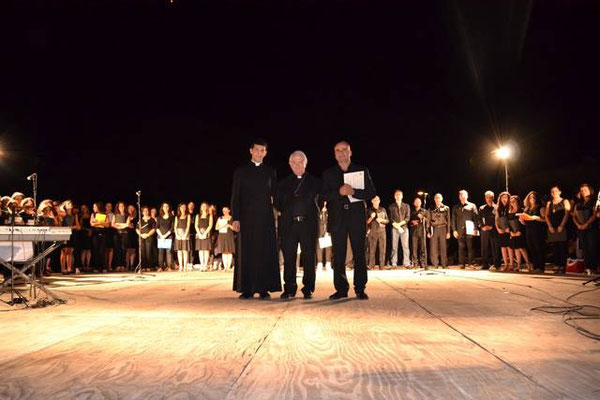 Alcuni coristi del Coro Interparrocchiale al Concerto "In Lumine Fidei" conclusivo del Progetto Diocesano per i Cori dei Vicariati, intitolato "Uniti nella fede,esultati cantiamo" curato dal M° D. Lando e voluto dal Vescovo Milito nell'a. 2012-13