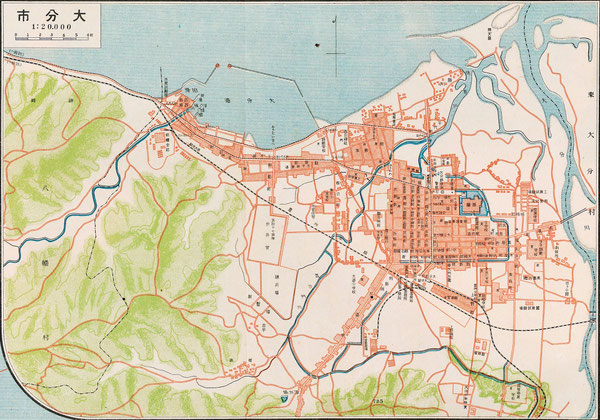ホーンビー先生が来豊した翌年の大正14年(1925年)の大分市街図。地図の右下に「(大分)高等商業学校」の表記が見える。府内城の外堀の西側が埋め立てられて、郊外に向かって街が発展していることがわかる。大分港の西側(旧港)に菡萏(かんたん)遊郭の記載があり、当時の世相が伺える。毎日新聞 東宮御成婚記念(大正14年)所収(2回クリックすると大きく拡大します):著者所収