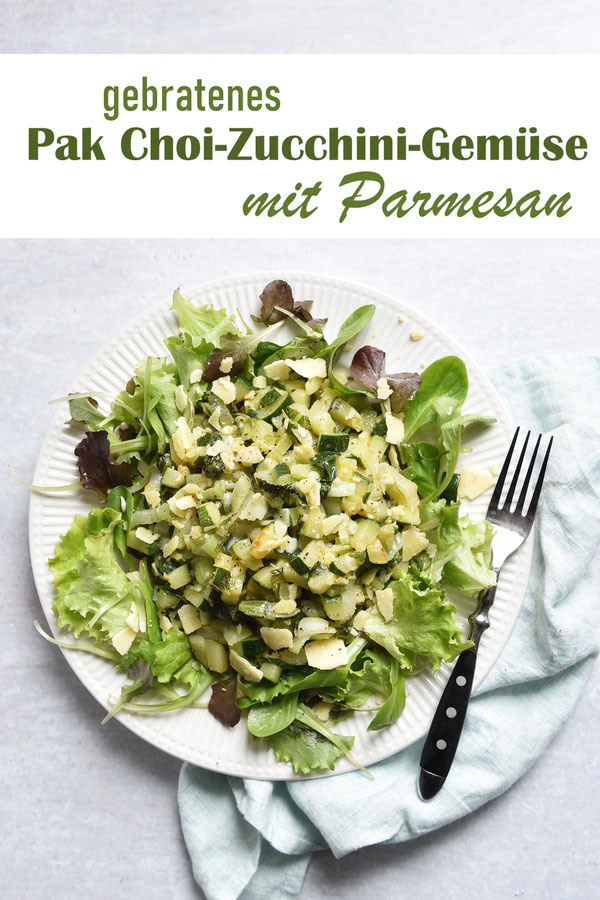 Gebratener Pak Choi und  Zucchini auf Salat mit Parmesan bestreut, mit Salz und Pfeffer gewürzt, lecker, einfach, leichtes Abendessen, Gemüse, 16:8 Intervallfasten, warmer Salat