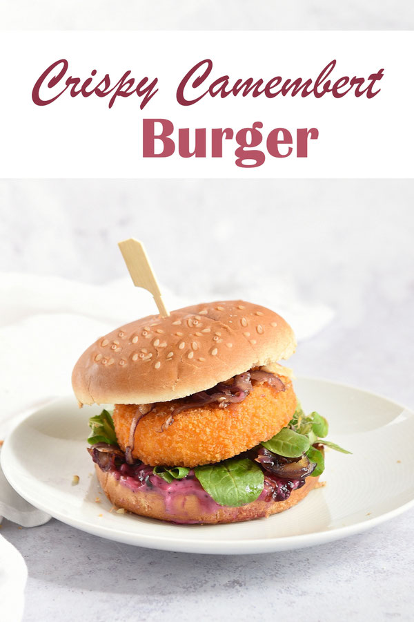 Crispy Camembert Burger mit Backcamembert, Mayonnaise mit Preiselbeer - oder Heidelbeermarmelade gemischt, karamellisierte Zwiebeln, Feldsalat und Walnüsse, Veggie Burger mal anders, vegetarisch