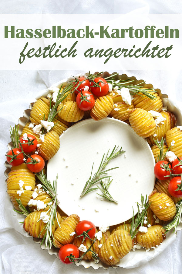 Hasselback Kartoffeln festlich angerichtet als Kranz, Fächerkartoffelkranz, Hasselback Kartoffelkranz, Weihnachtsmenü, festliche Beilage, vegetarisch, vegan machbar