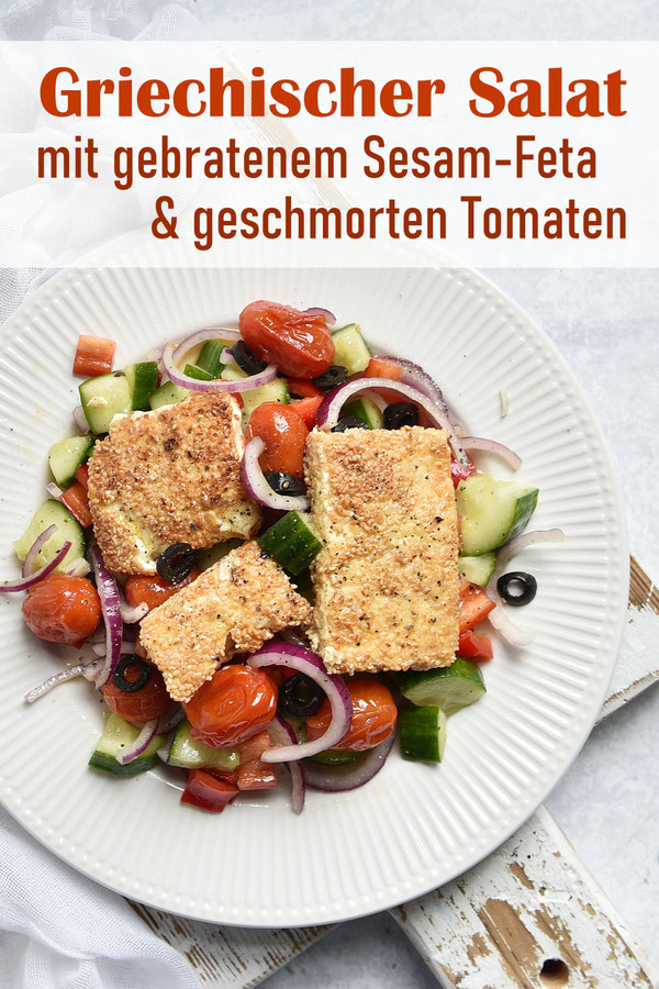 Griechischer Salat als warmer Salat, Winterversion mit geschmorten Tomaten und gebratenem Sesam-Feta, Feta, der statt in Paniermehl mit weißem Sesam paniert ist, vegetarisch, vegan möglich