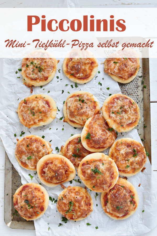 Mini Tiefkühl Pizza selbst gemacht, Teig aus dem Thermomix, in Kreisen ausgetrochen, belegt, vorgebacken, abgekühlt und eingefroren. 