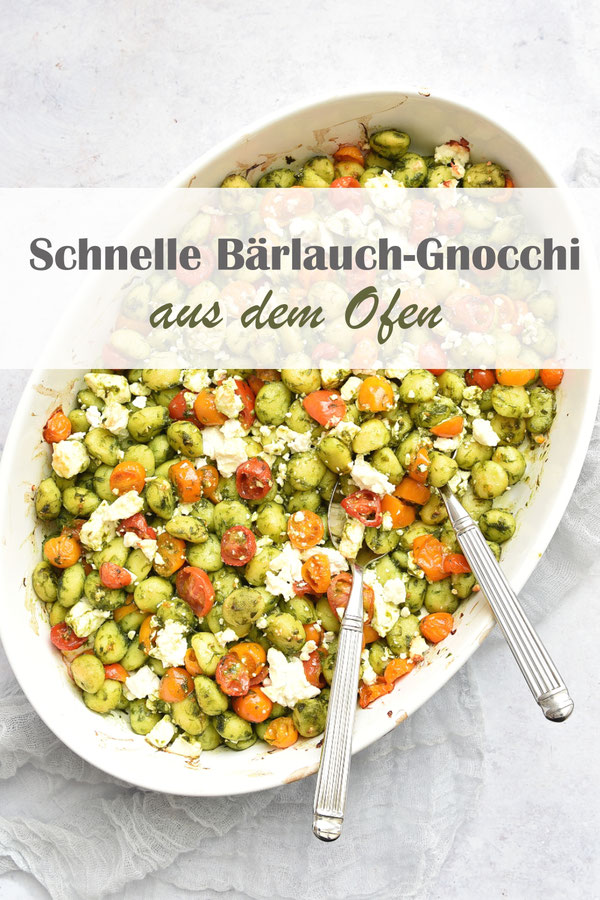 Schnelle Bärlauch Gnocchi aus dem Ofen, Gnocchi werden mit Bärlauchpaste, Tomaten und Feta gemischt und im Ofen für 15-20 Min. gebacken, anschließend serviert