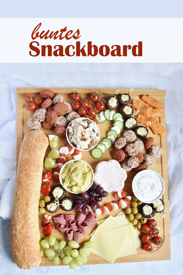 Buntes Snackboard mit Dips, Falafel, gefüllten Pilzen, Käse, Aufschnitt, Tomaten, Mozzarella, Lachs oder Laxx, gefüllte Peperoni, selbst gemachtem Baguette etc., Abendbrot mal anders