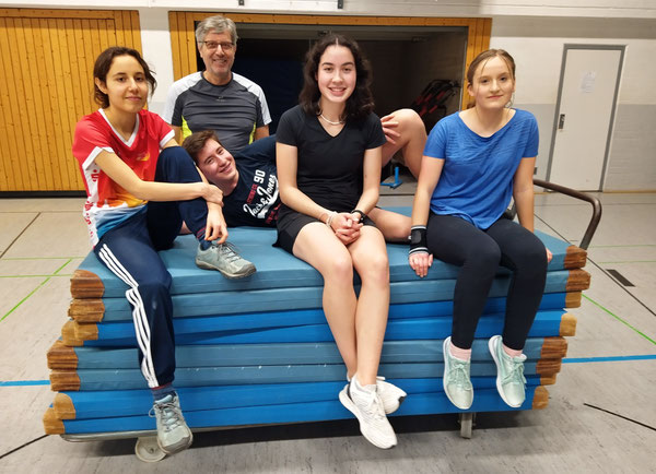 Nach getaner Arbeit (v.l.): Irina Majid, Levin Ulrich, Larissa Hachtmann und Vanessa Matthies. Eine Hälfte der Gruppe fehlte an diesem Trainingsabend. Im Hintergrund: Übungsleiter Jens Huff. Foto: put