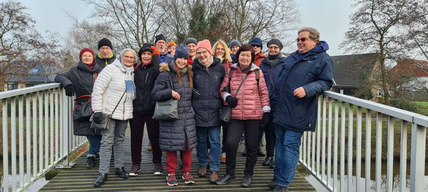 Nicht über sieben Brücken, wohl aber über die Medem, mussten die Grünkohltouristen zweier Gruppen von Sabine Lenz-Breuer (vordere Reihe mit roter Hose, aber wer kennt sie nicht) gehen. Foto: Katrin Funke-Franke