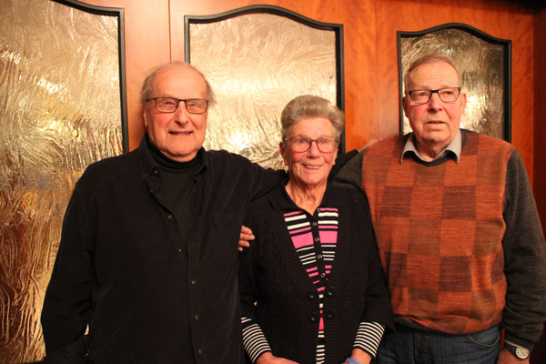 So geht rüstig: Prof. Arno Schreiber (12 Abzeichen), Hildburg Peyn (50x) und Winfried Krampitz (55x). Fotos: Abbes