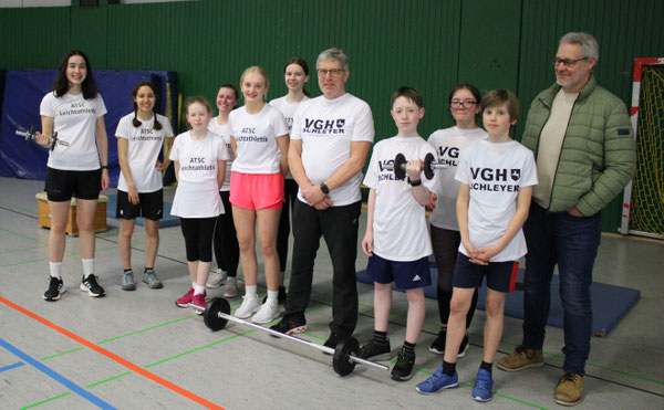 Einen Satz Trikots hat Oliver Schleyer (rechts) der im Bild nicht ganz vollzähligen Leichtathletik-Gruppe von Jens Huff (Mitte) spendiert. Foto: put
