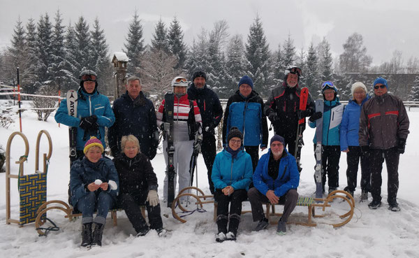 Gruppenbild mit Flocken: Das machte den Teilnehmerinnen und Teilnehmern der 42. ATSC-Erwachsenen-Skifreizeit Spaß.