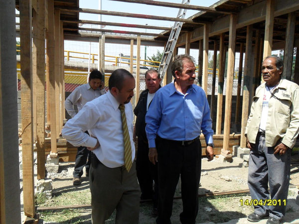 EL ARQ. GERARDO TORRES BARRIGA SUPERVISANDO LA OBRA