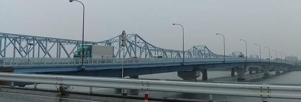 三河高浜と尾張亀崎を結ぶ衣浦大橋:片側2車線の長大橋ながら橋詰の信号のせいで流れが悪い