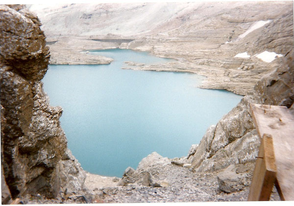 le lac de Pinéta ou lac Glacé 2592 m, vu du refuge de Tuquerouye, en face, le glacier de la face nord.