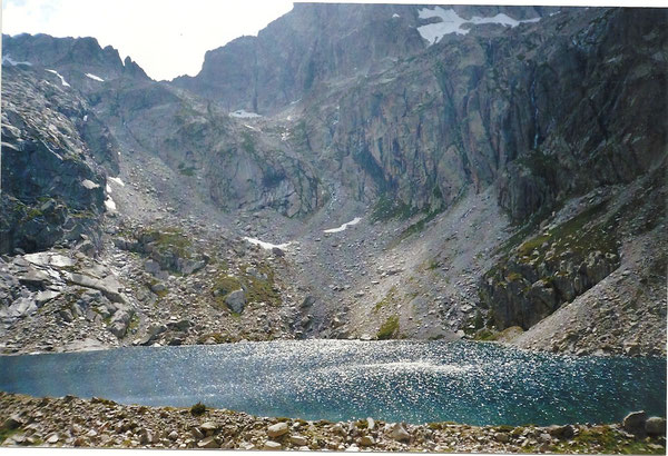 Le lac supérieur de Batcrabère. Au sud, le port du Lavedan et le col Noir, passage obligé pour l'ascension du Balaïtous.