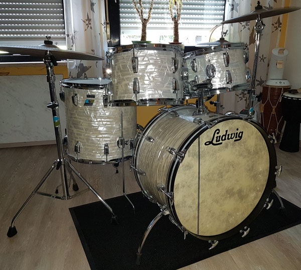 Ludwig Classic Maple 1977 22" 12" 13" 16" in White Marine Pearl