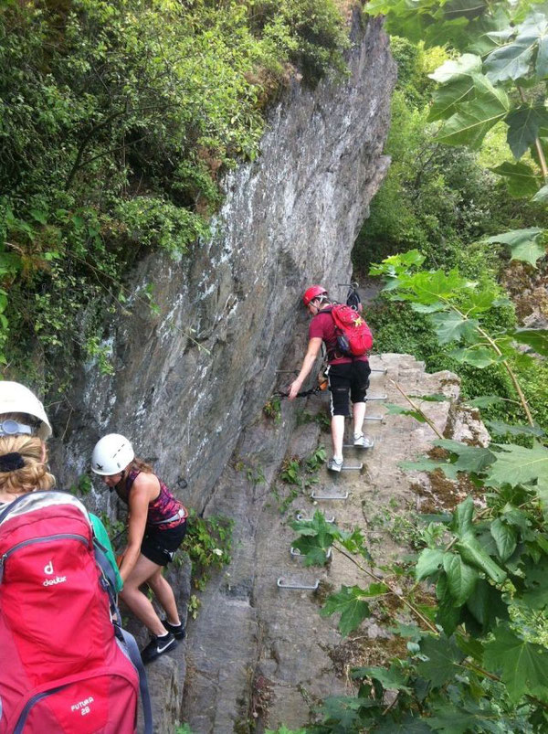 Anstieg mit Trittstufen. Felswand Klettersteig