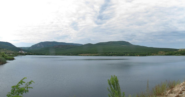 Непривычный вид на озеро у горы Гасфорта. Ялтинская трасса проходит как раз в том "ущелье" впереди