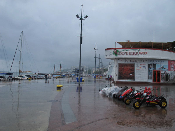 Туристов разогнал дождь, а "продавцы развлечений" разбежались сами