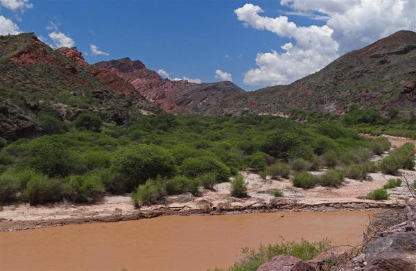 Der Eingang zur Schlucht, mit viel ungewohnt rotem Wasser