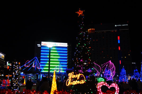 もうすぐクリスマス～！是非夜の岡山駅も楽しんでくださいね。