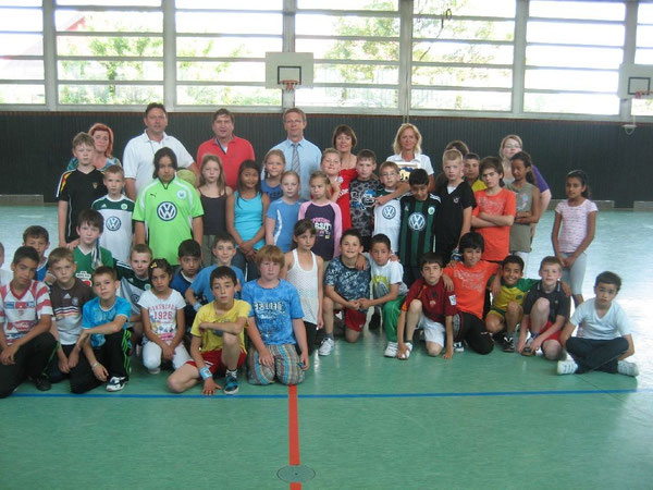 Erwartungsvoll sind Mädchen und Jungen vor der Finalrunde der Fußball-Pausenliga um den "CVJM-Pokal" - Schul-Chefin Gisela Hammer (6. von links) und Klaus Mohrs. Erster Stadtrat und Schuldezernent