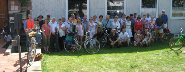 Wolfsburger CVJM-Sozialradler vor dem Start zur kurzweiligen Tour
