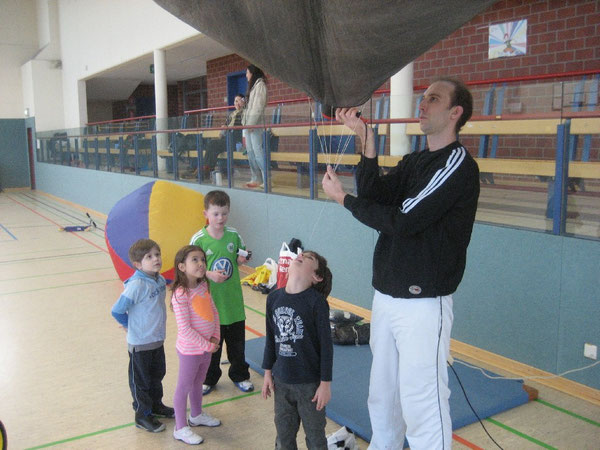 Da staunten die Kinder: Ricardo Holzer zeigt ihnen ein Kunststück