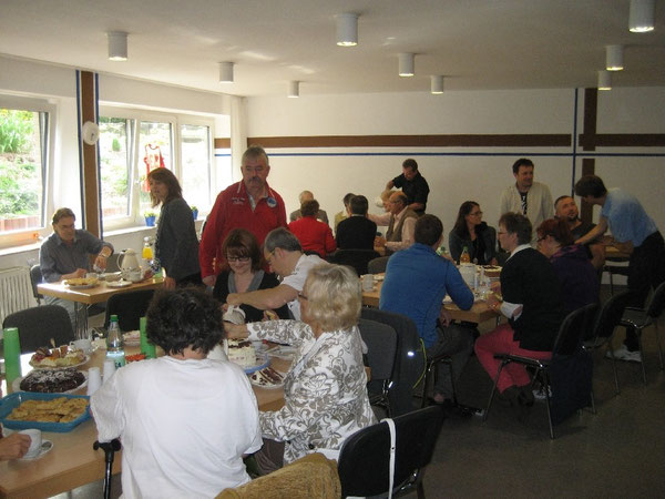 Gespräche, Kaffee und Kuchen beim gemütlichen Treffen von Engagierten und Kümmerern