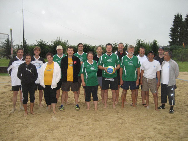 So sehen Helden aus: Die Freizeitvolleyballer kämpften bei Nieselregen um jeden Ball