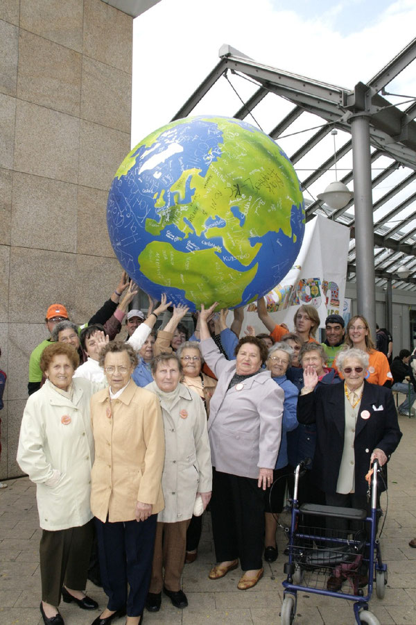 Gemeinsam mit vielen Westhagenerinnen und Westhagener trägt Christa Lange (oranges Trikot) die Welt auf ihren Händen beim Lauf für Frieden und Toleranz 2008