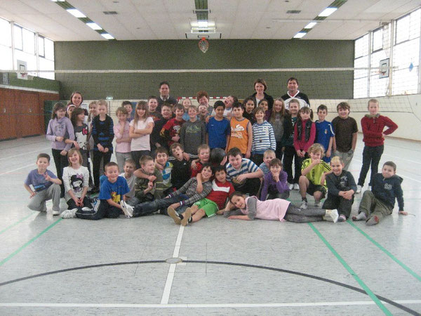 Fröhlich bei der Westhagener Volleyball Pausenliga: Die Nachwuchsvolleyballerinnen und Nachwuchsvolleyballer freuen sich auf die Spiele