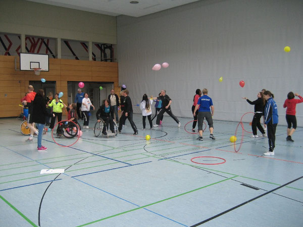 Mit Luftballons und Reifen wurden gespielt