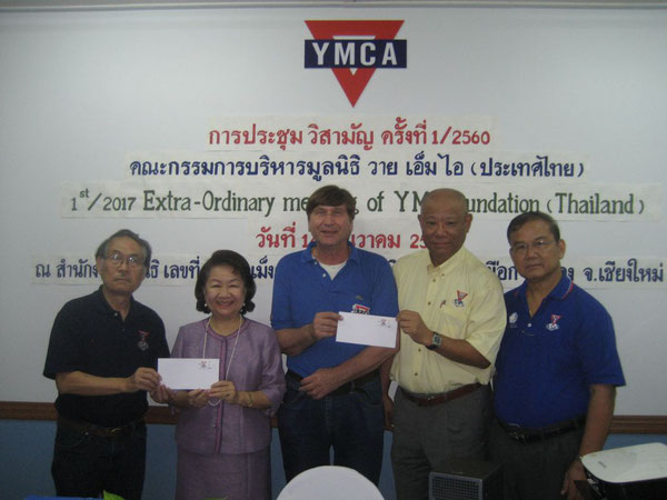 CVJM Briefmarke Y's Men's Club International 100 Jahre Jubiläum (v.l) Wichian Boonmapajorn, Dr. Patcharawan Srisilapanan, Manfred Wille, Takao Nishimura, Rachan Maneekarn