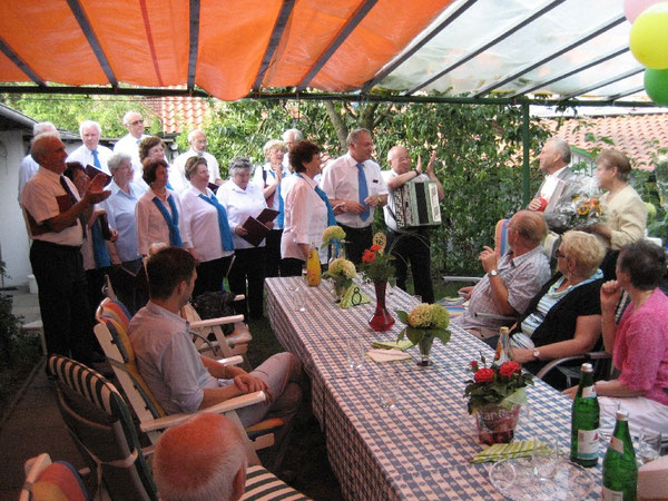Der Chor der Deutschen aus Russalnd bringt den beiden Jubilaren ein Ständchen