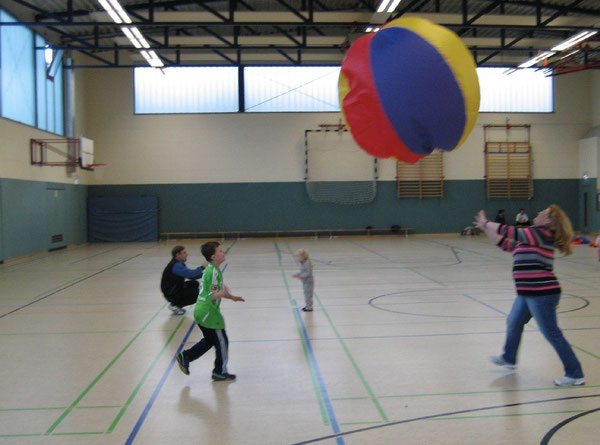 Gekonnt: Pritschen mit dem Schwebeballon