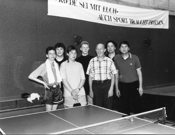 Hermann Ortlieb (Dritter von links) mit Wolfburger Tischtennisspielern