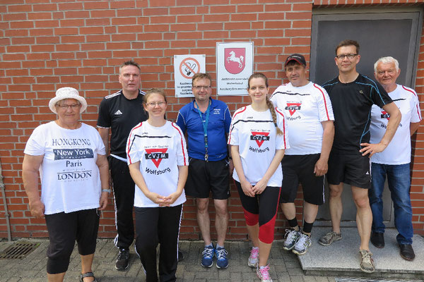 Die Sozialvolleyballer und Sozialvolleyballerinnen lächeln in die Kamera 