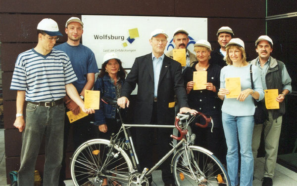 Wolfgang Heuberger (in der Mitte) mit Mitgliedern des Organisationsteams der CVJM-Fahrradsonsorenrundfahrt für Projekte für Kinder und Jugendliche