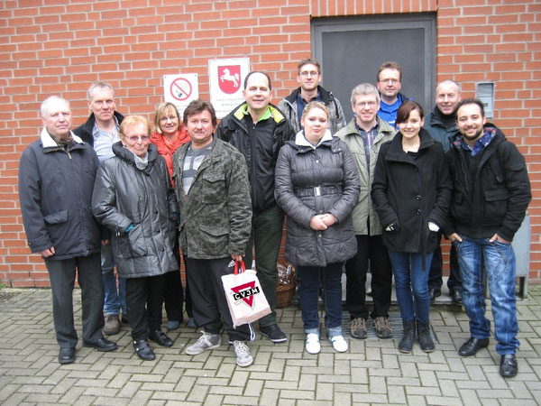 Die Wolfsburger vor der JVA Braunschweig. Vierter von rechts: Dietmar-Gero Meyer von der JVA