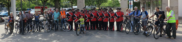 Teilnehmerinnen und Teilnehmer der Fahrradsponsorenrundfahrt mit der Band "Magic Flames" der Freiwilligen Feuerwehr Hattorf 